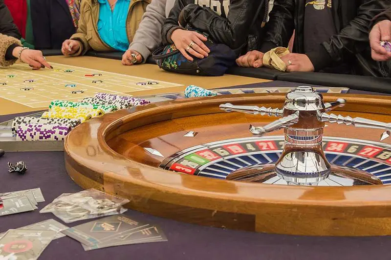 Khu trò chơi đa dạng với Baccarat, Roulette, Blackjack và slot machines